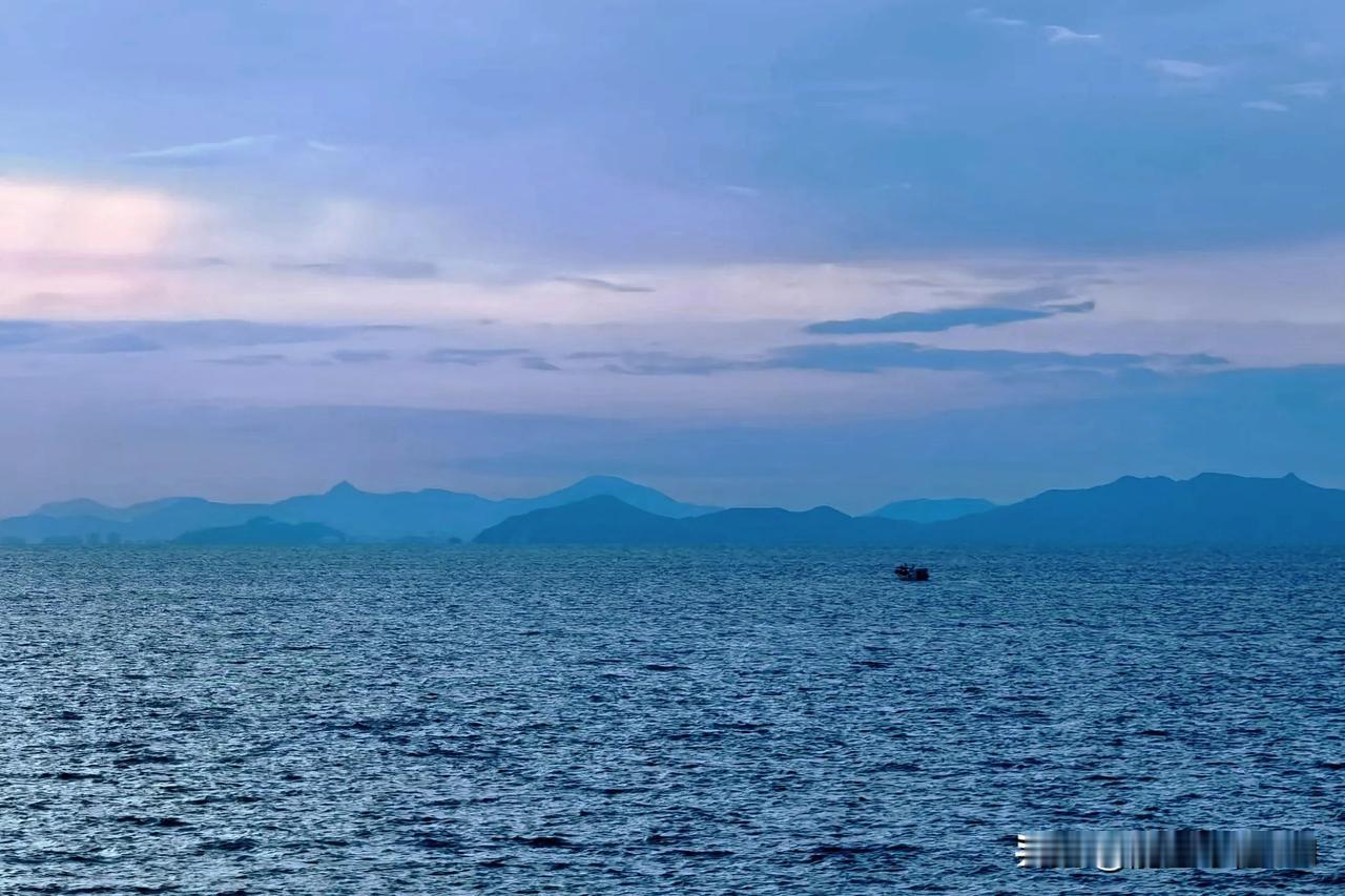 黄昏的海和夜晚的星空