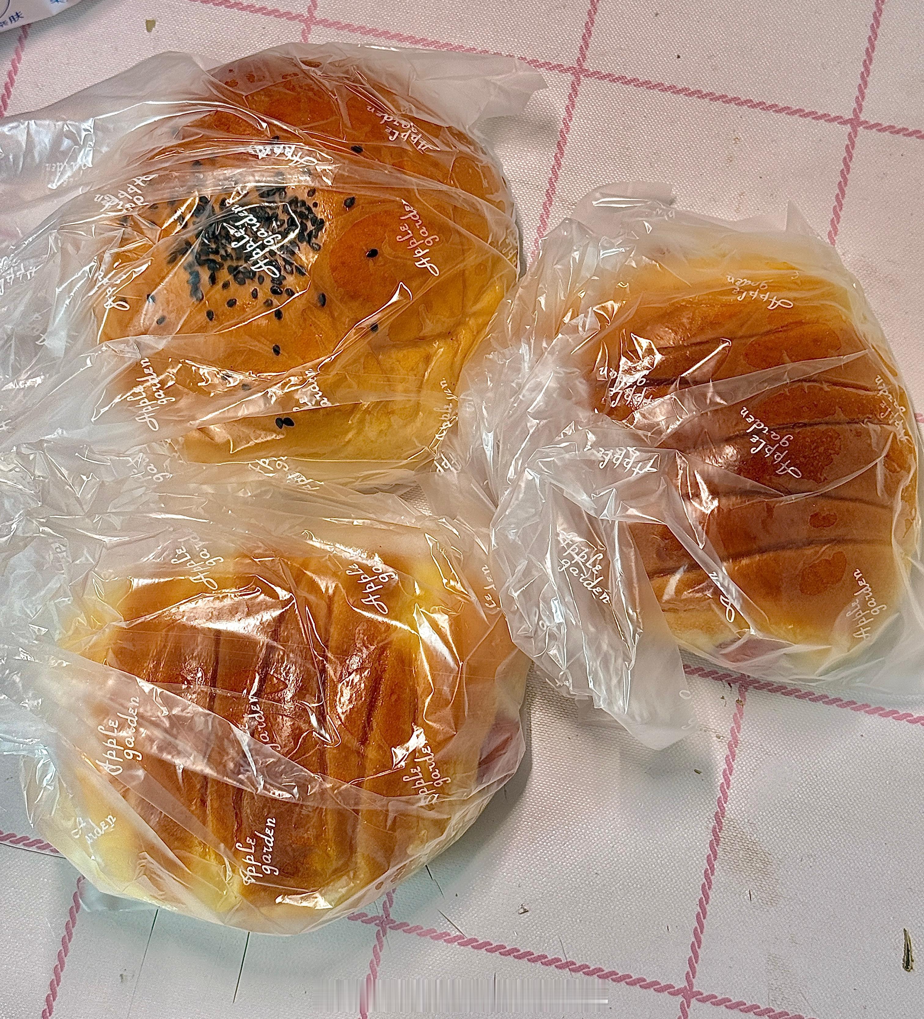 我会永远拥护苹果花园的，这三个超大的面包（两个热狗包一个豆沙包）才9.6 ！而且