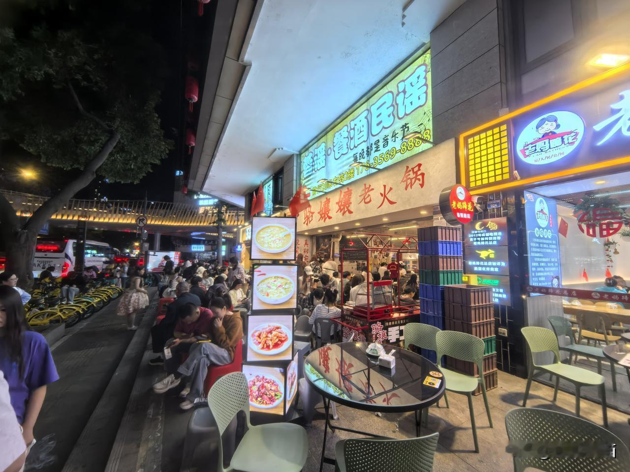 什么火锅这么好吃吗？
五一大假期间，夜晚11点了，成都春熙路南口公交站附近依然排