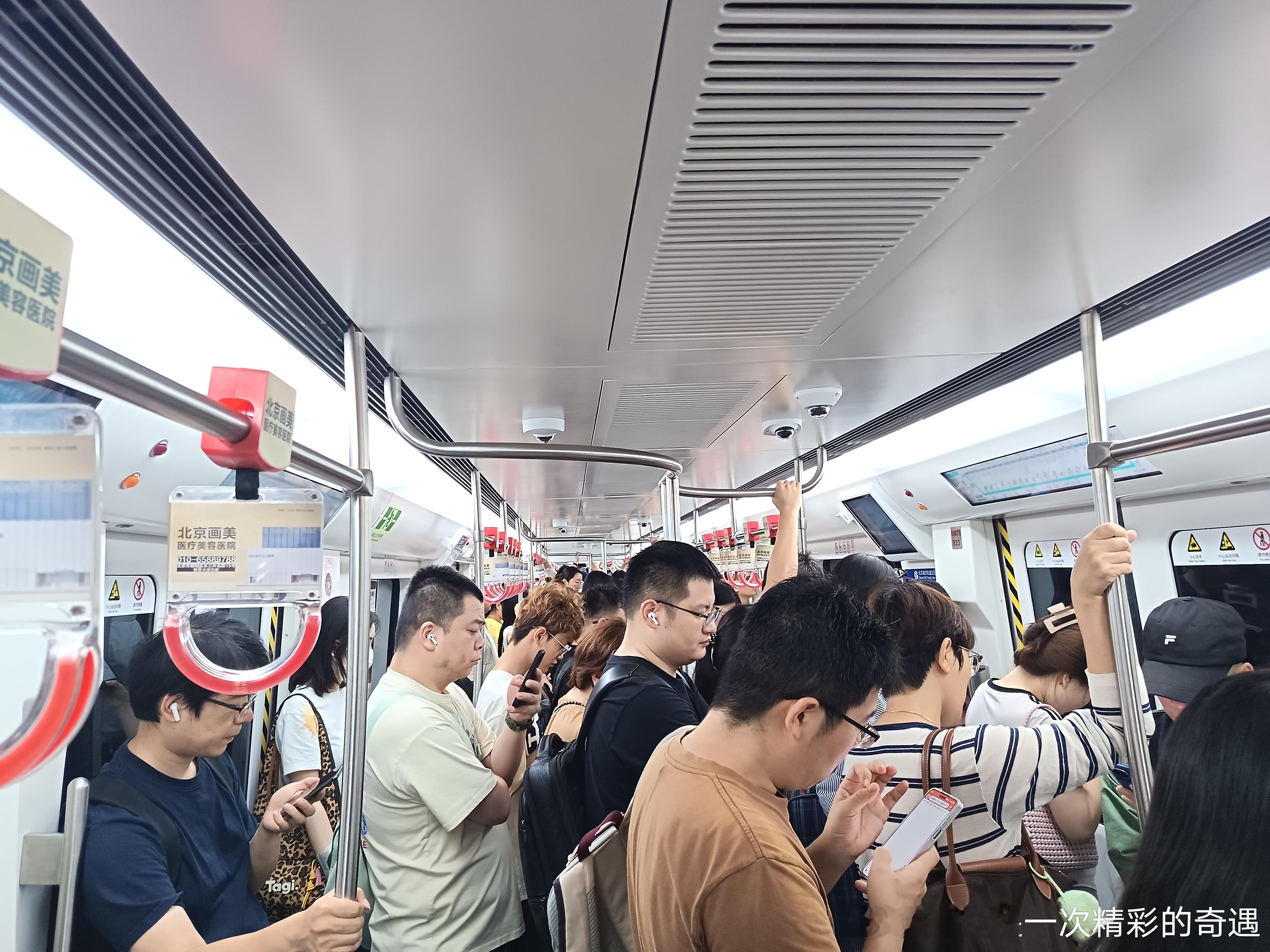 这种桑拿天，早晚高峰挤地铁真是一种煎熬🥵，感觉站在人群里像在蒸笼里面喘不过来气