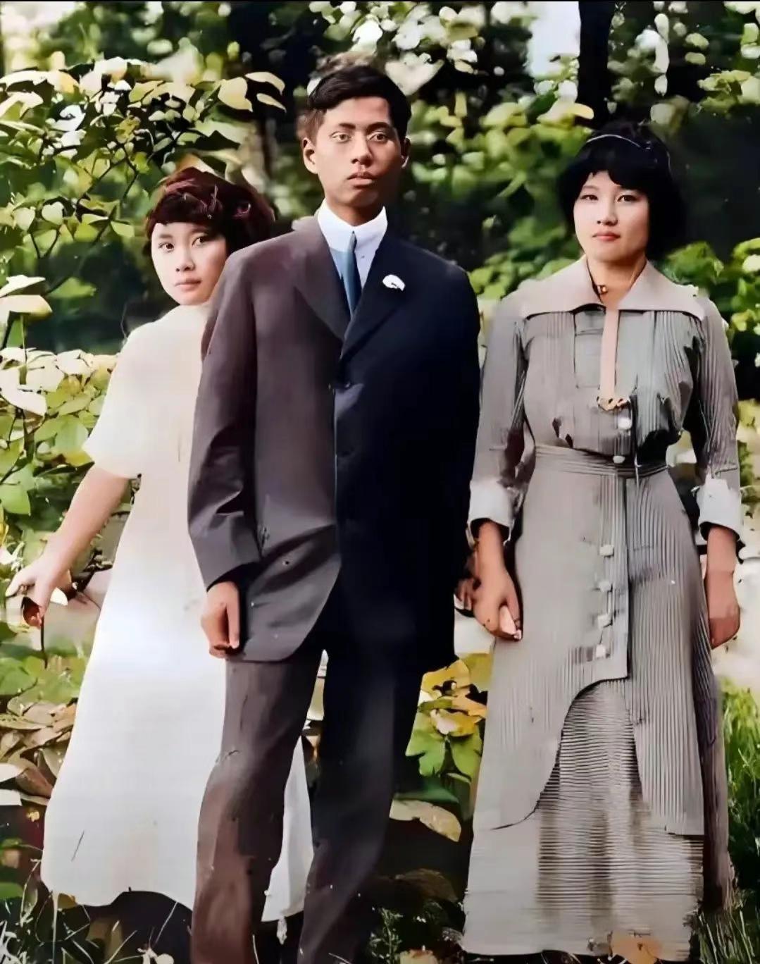 宋氏姐弟。1910年，宋庆龄与弟弟宋子文、妹妹宋美龄。他们的父亲宋嘉树，是民国时