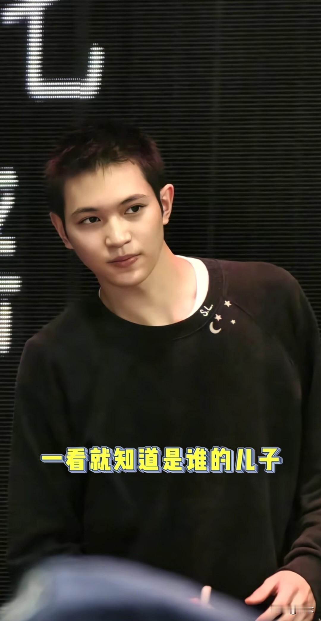 一看就知道是谁的儿子，男版袁咏仪[呲牙][呲牙][呲牙]张智霖演唱会藏了个“秘密