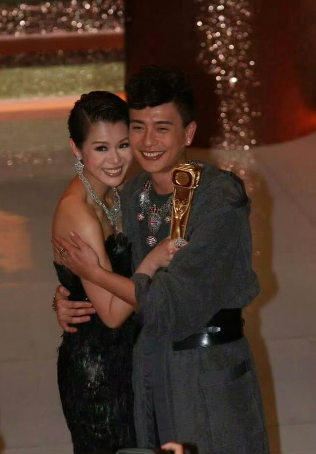 黄宗泽胡杏儿8年爱情长跑 胡杏儿和黄宗泽的故事，分手后13年仍无法释怀，一个避，