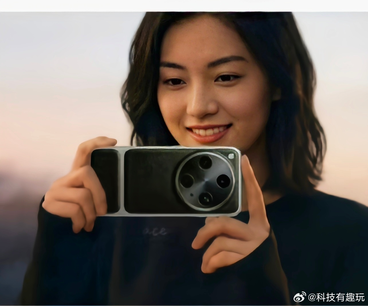 OPPO Find X9 Ultra真机曝光，整体设计简洁克制，镜头模组辨识度极