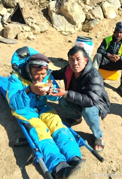 珠穆朗玛峰上一名失踪近一周的夏尔巴向导周四被发现仍然生还；被发现时，他正在大本营