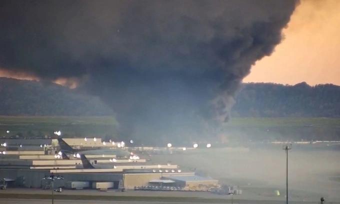 美国又摔飞机了！
当地时间11月4日下午5点15分，联合快递一架货机从肯塔基州的