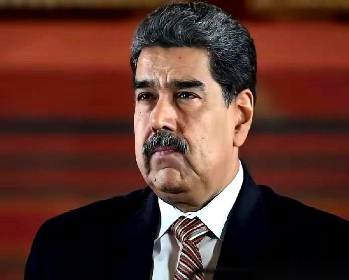 特朗普一个电话打过去，想让马杜罗滚蛋。
结果马杜罗挂了电话，转身就在全国电视上，