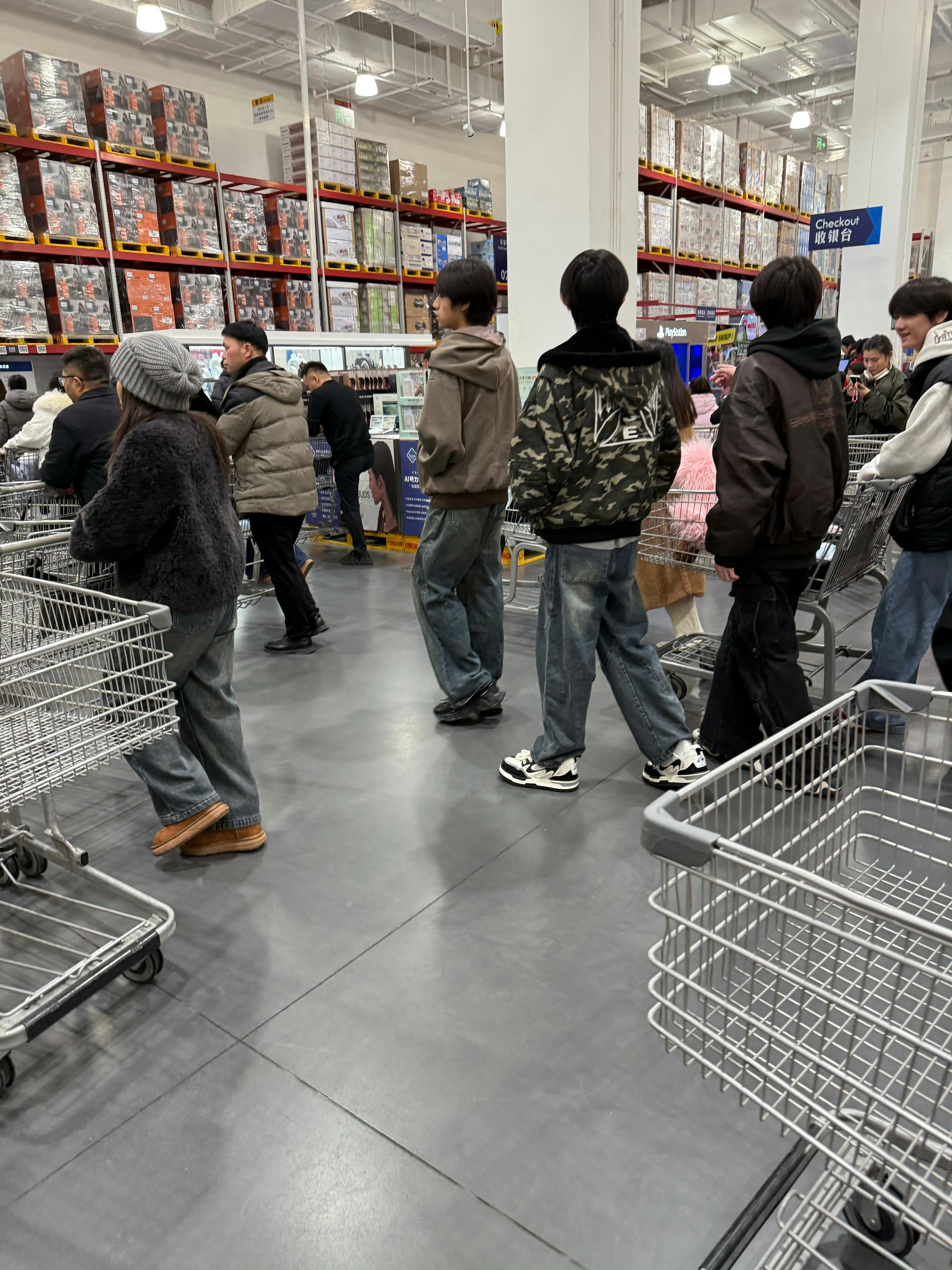 王橹杰 左奇函 陈奕恒 聂玮辰 李煜东一起逛山姆，这几个看起来好高呀tf家族