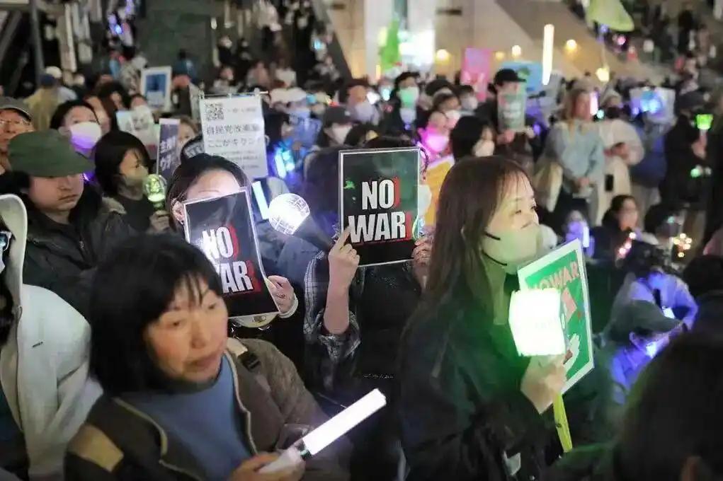 日本的戏真多：他们的民众开始举行集会高呼“中国对不起”了。为什么说这是戏呢？因为