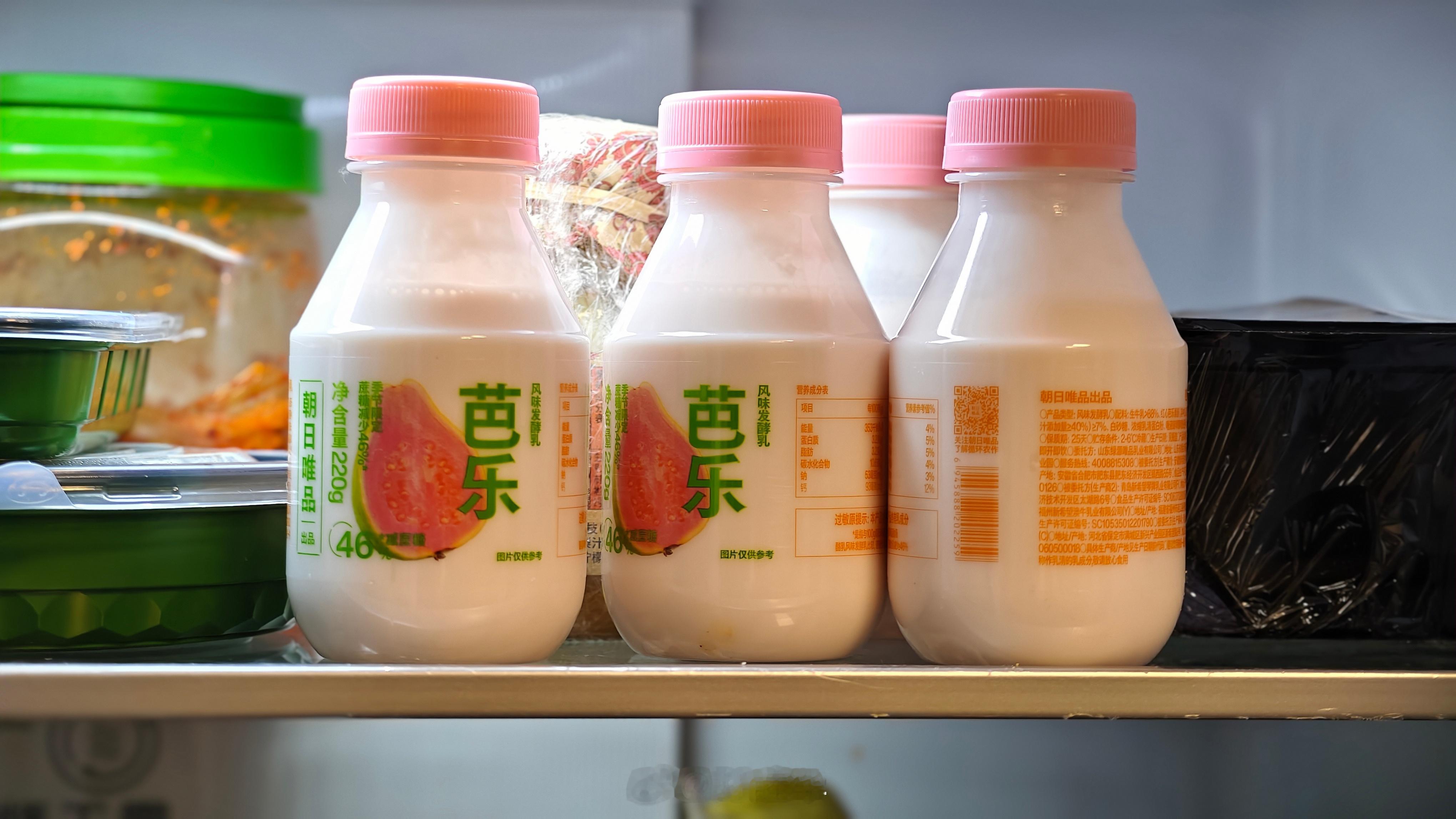 打开冰箱看到这玩意，随手拿起一个拧开就要喝，转念一想，如果我女儿知道我喝了她的饮