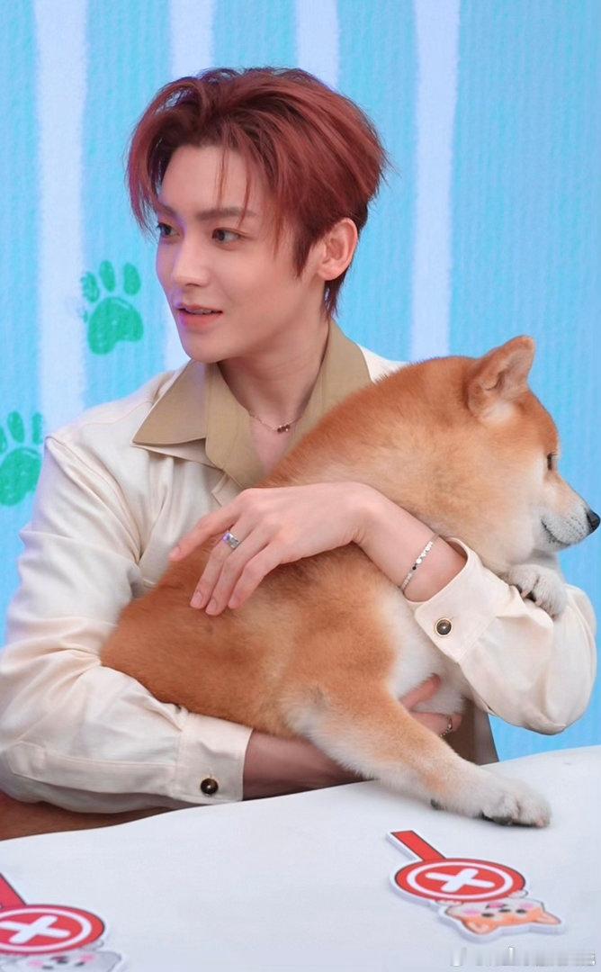 Monkey拒绝侯明昊李佳琦营业侯明昊李佳琦演我爸让我表演节目一边热情满满疯狂输