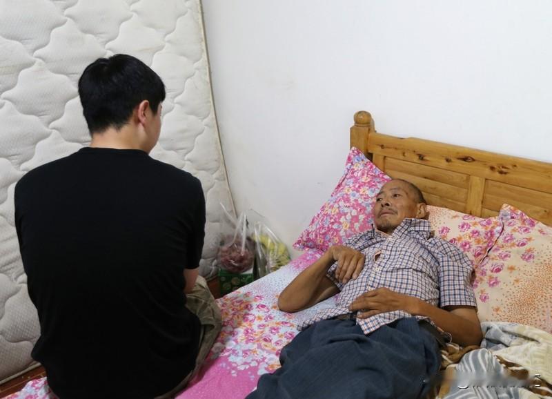 当一个人负债了，最不该在乎的就是面子。现在身边负债的人不少，他们一边被债务压得喘