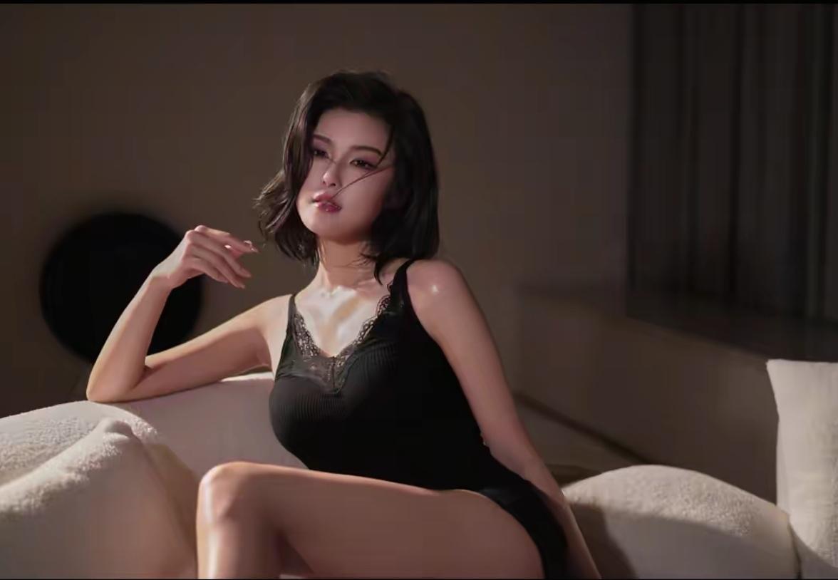 性感黑裙，撩人姿态，尽显迷人魅力