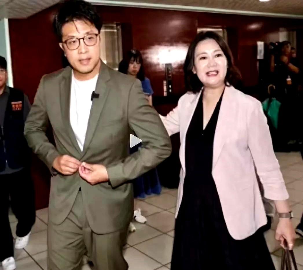 沈伯洋的搭档吴思瑶，不简单。
陪沈伯洋去见日本厂商，她反客为主，一口流利日语把对