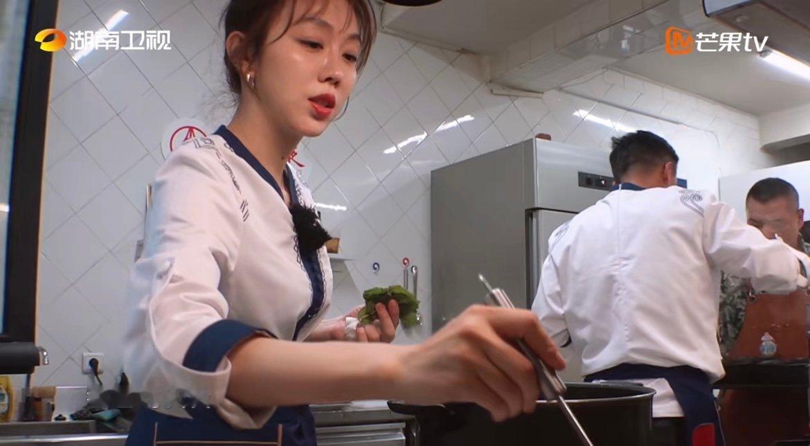 姜妍[超话]姜妍做菜满屏松弛感 择菜时指尖带着轻缓的节奏，嘴里哼着不成段的旋律，