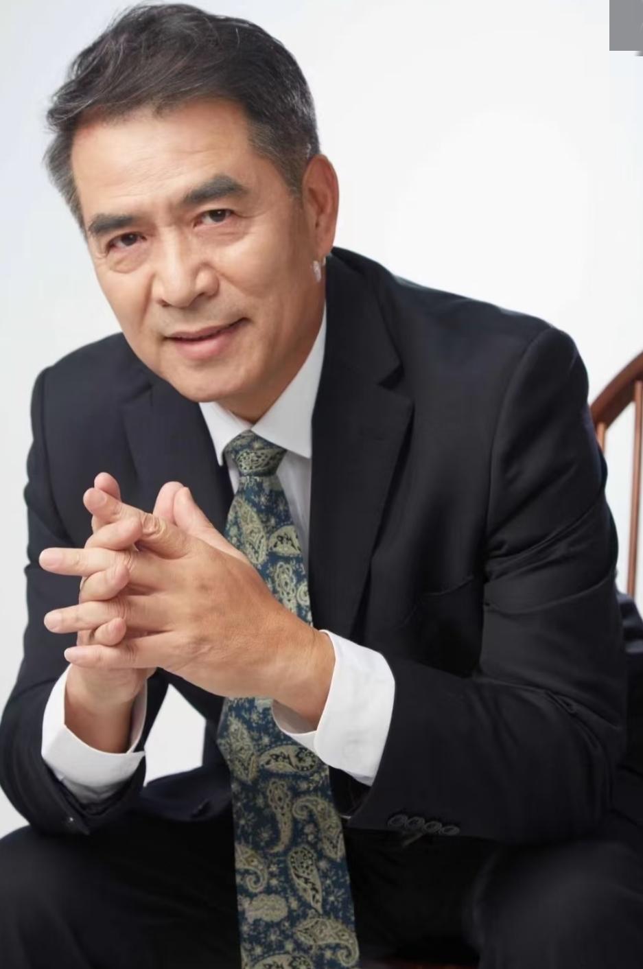 廖京生这波操作，才是成年人最该有的体面！
 
被传照顾何晴近十年，从合作拍戏的同