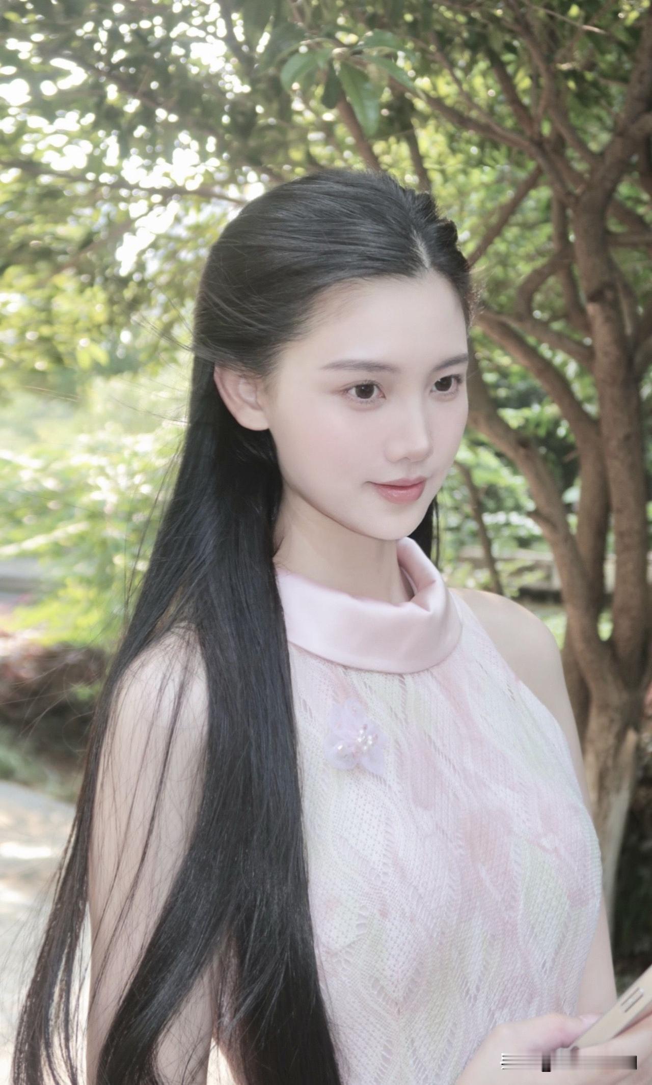 清新自然，少女心满满，绿意盎然中绽放美丽
