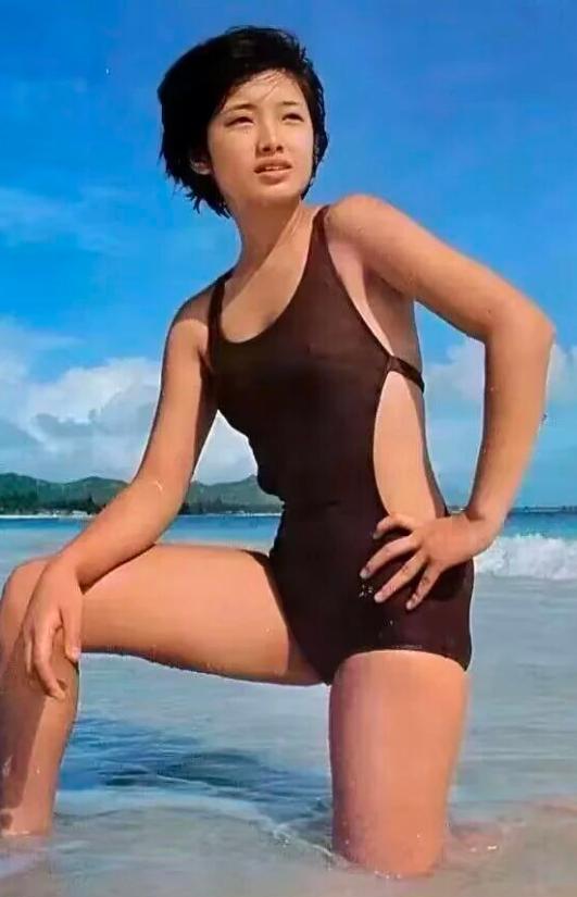 这张定格在碧海白沙里的旧写真，是少女时期山口百惠为数不多的性感影像。利落短发搭配