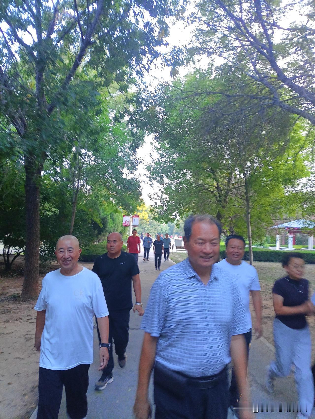 在酒精的催眠下，我一觉睡到早晨六点多。酒确实是个好东西。
去公园散步，因为去的晚