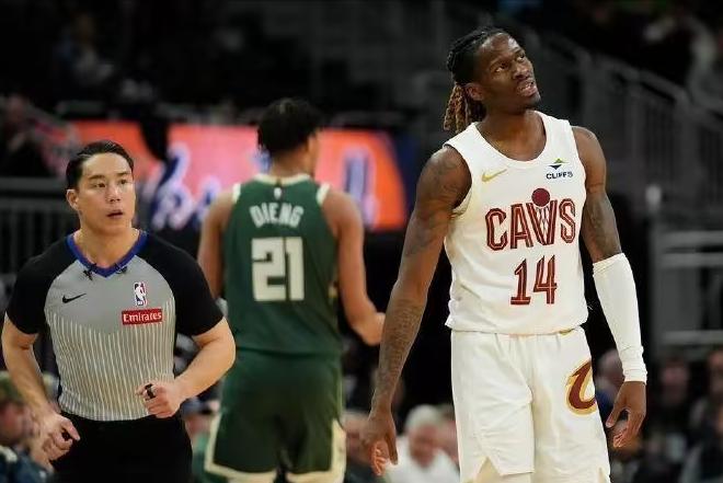 要说骑士队最近最大的惊喜，那肯定是新援埃利斯的表现了！在最近一场主场115-10