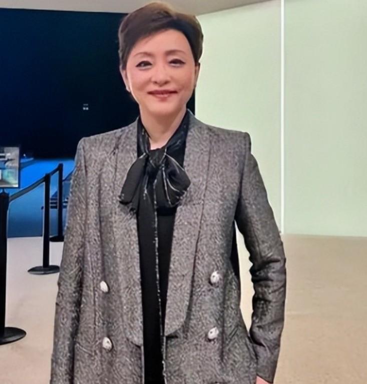 客观的说当年杨澜主持《正大综艺》，主持的多好啊，漂亮自然大方很有亲和力。
 
大