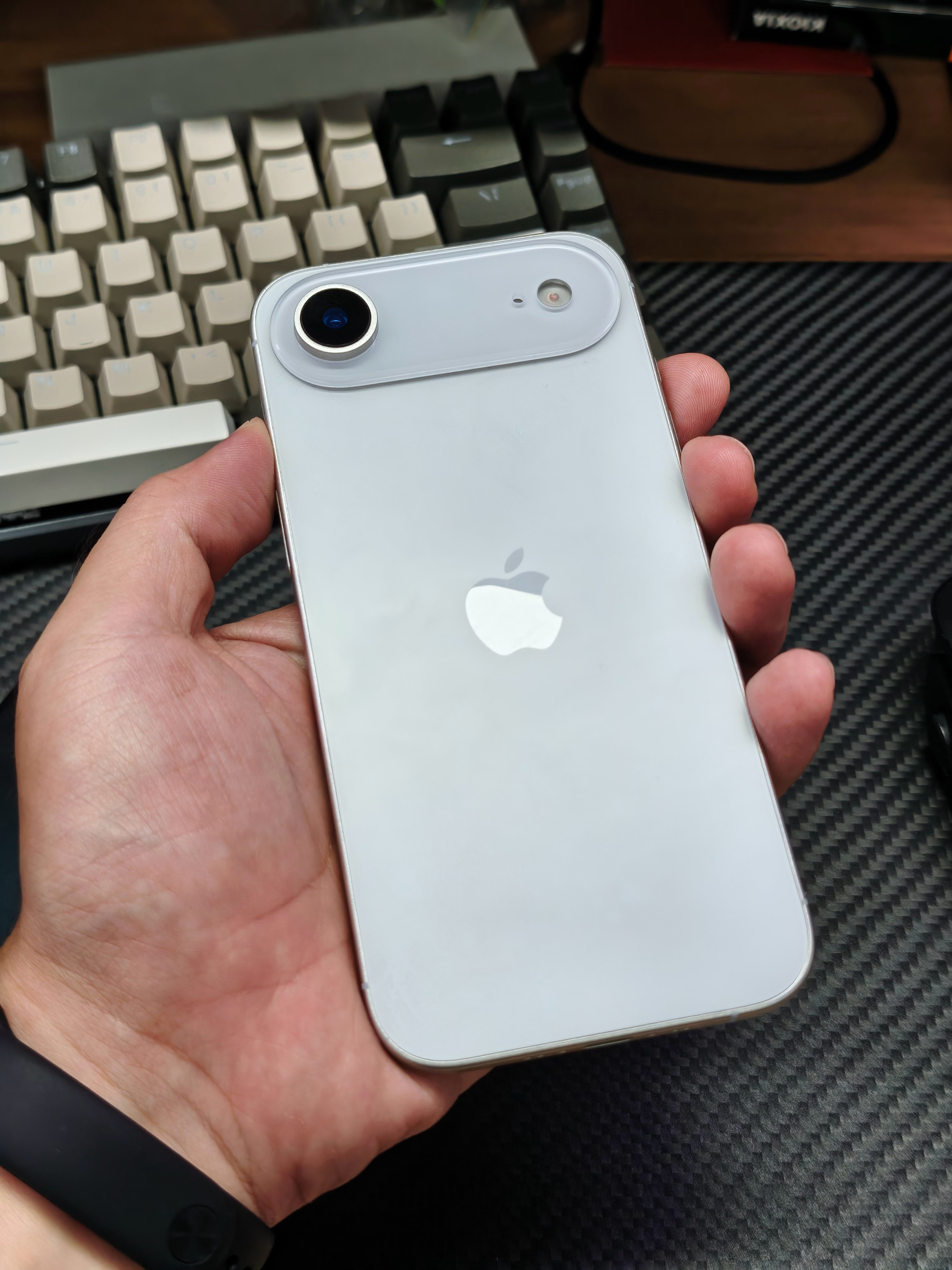 也是上手摸到iPhone 17 Air了[酷]比我之前用的iPhone7还要再薄