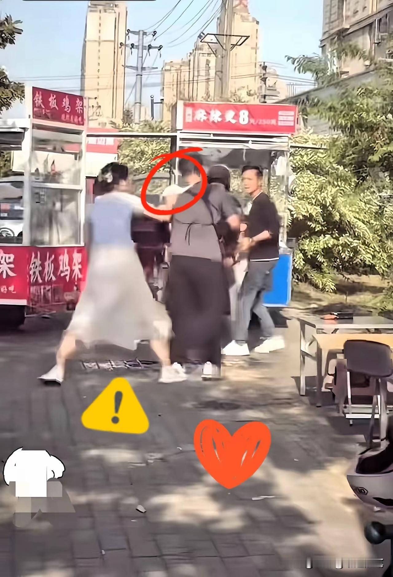 这女的太猛了！
跟人吵架，把内裤脱下来套对方头上了！
士可杀不可辱啊！
对于一个