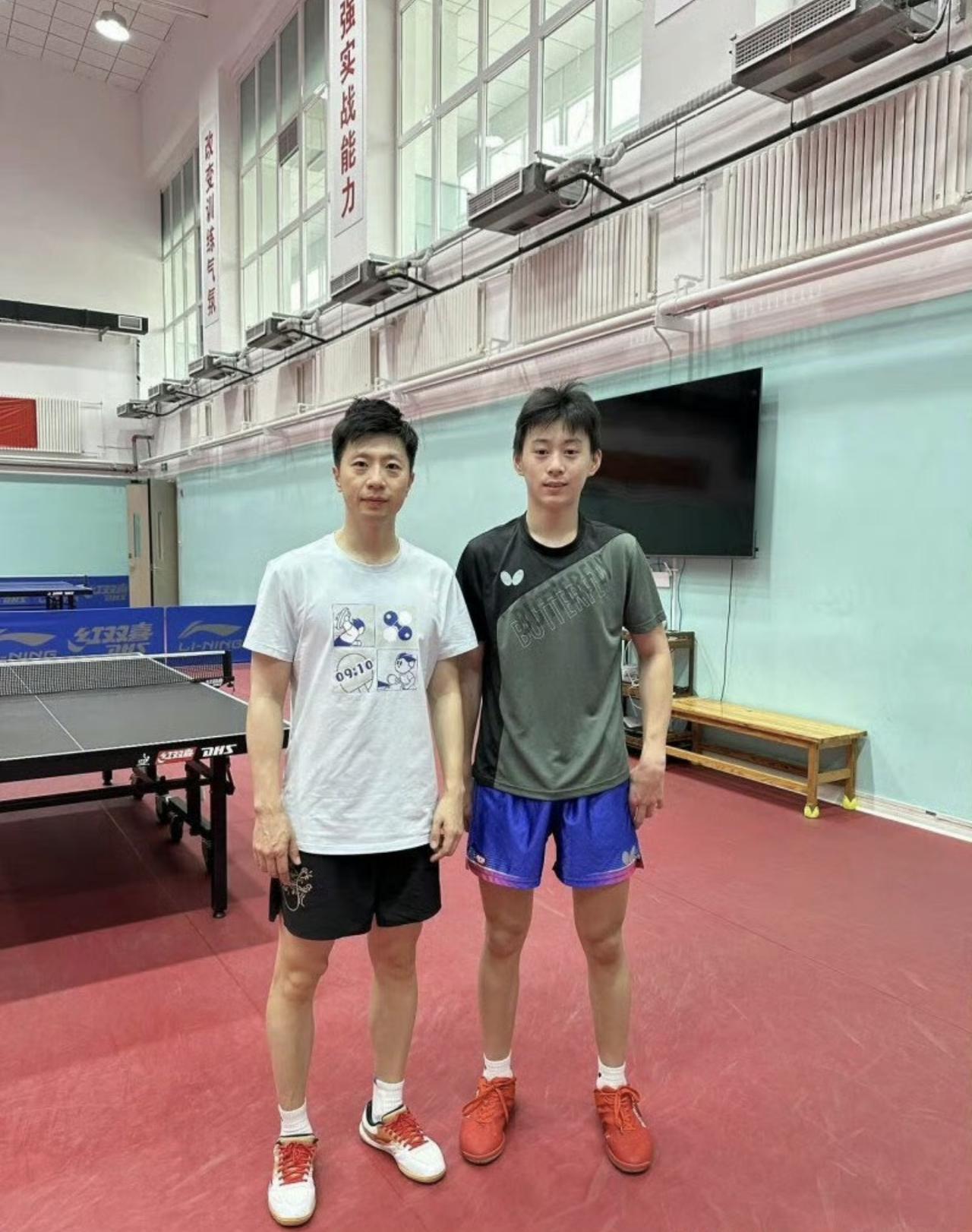 国乒对省队太好了：马龙陪练郭冠宏

17岁来自台南的小将郭冠宏，最近在北京队训练