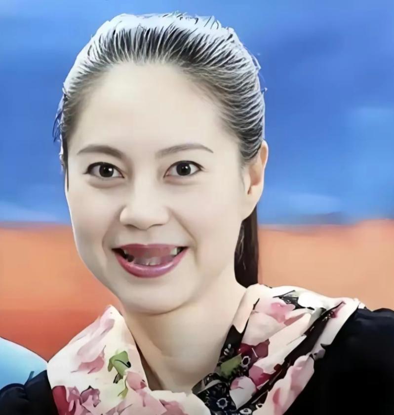 她在比赛期间叛逃美国，令中国队遭受重创，32 年后回国，目的不是道歉而是圈钱，北