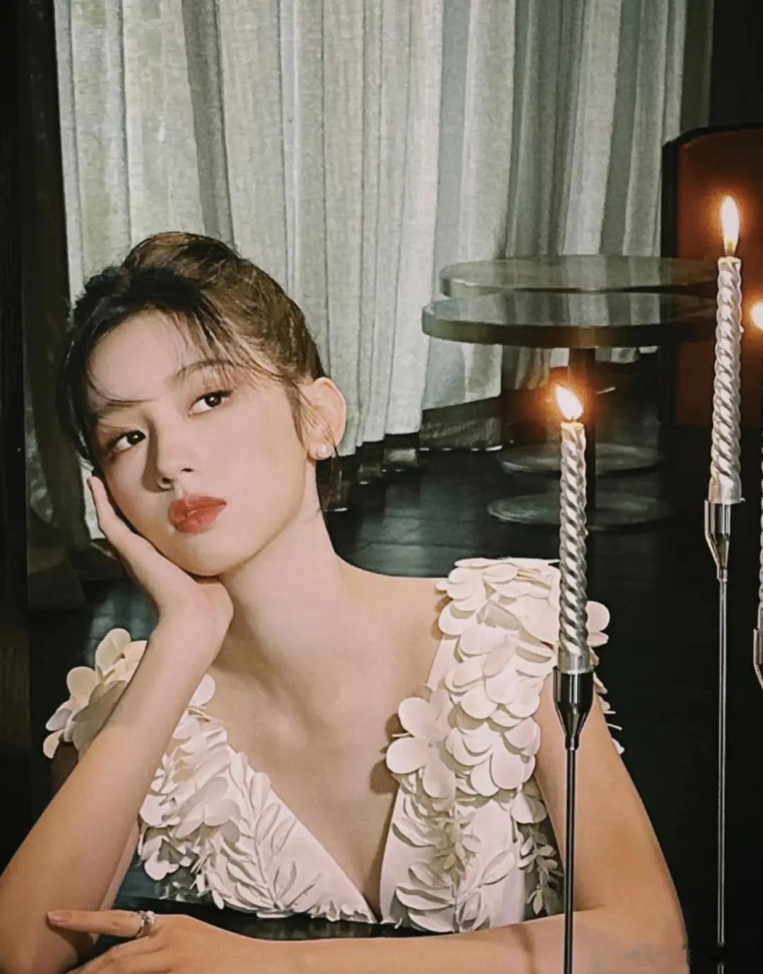 也子好有中世纪油画少女的氛围，美神降临罢了[爱你]#周也[超话]# ​​​