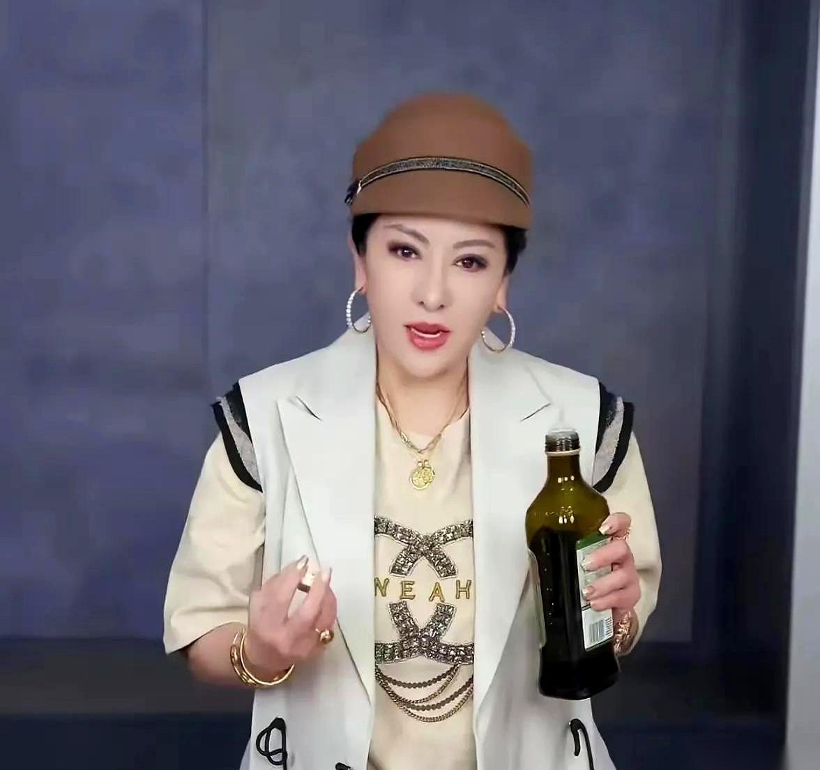 最怕的，就是那种看起来像小白兔，骨子里却有自己一套生存法则的女人。
你以为她进了