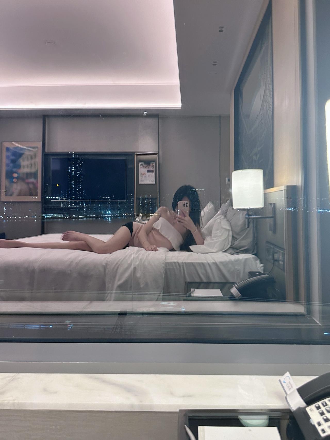 你平时用什么香水 我买一瓶用来想你  
拥有什么就享受什么 小孩姐