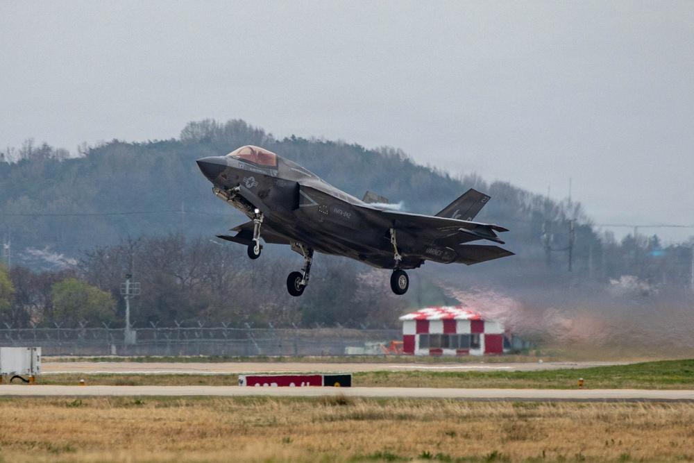 美韩大规模联合空中军演正式拉开帷幕，演习周期长达十余天，F-35B、F-15K主
