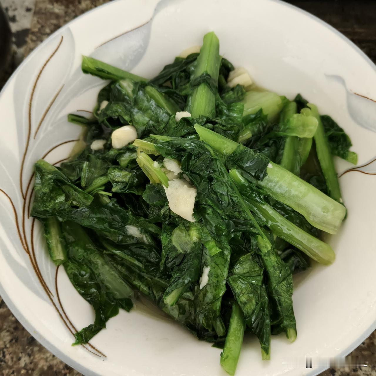 买了一棵油麦菜，一小把菠菜，油麦菜炒着吃，菠菜切碎了，给小宝煮菠菜瘦肉粥喝。