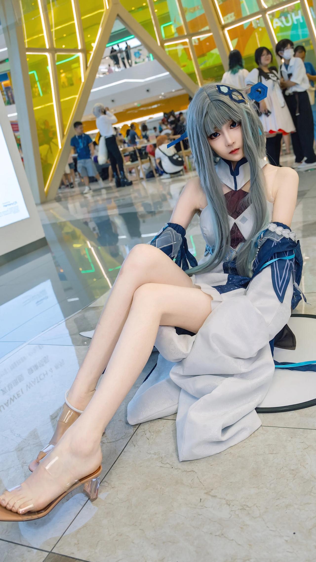 女孩子嘛，终归有双大长腿!  