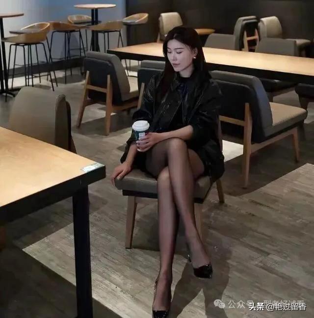 黑皮衣搭配丝袜，咖啡馆里的时尚女郎！