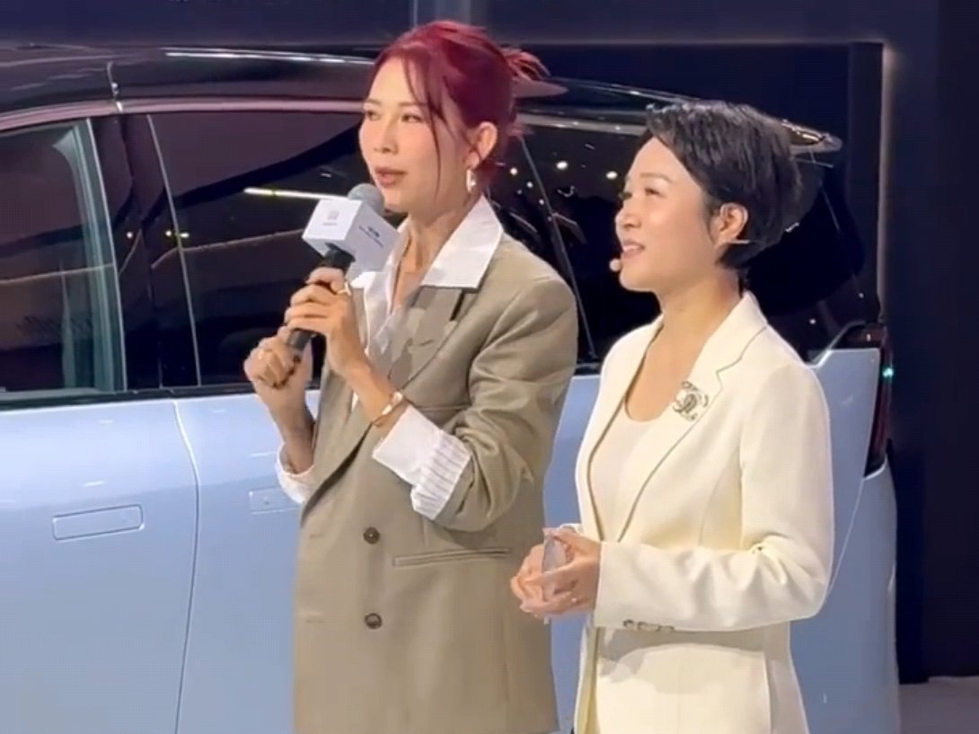 11月21日，蔡少芬在广州活动现场笑称自己也很骄傲管家管的很好，因为三个孩子真的