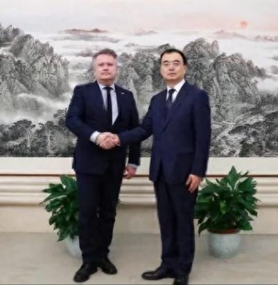 特朗普都制裁不了中国泽连斯基能？
         东大已经快成背锅侠了，完美诠