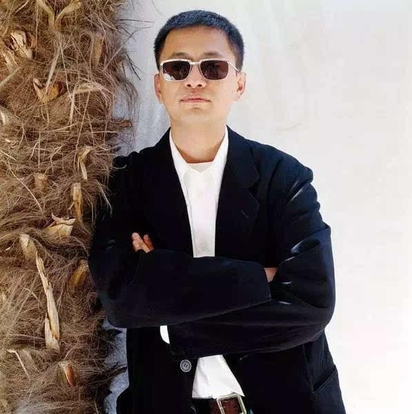 当年，金宇澄第一次见王家卫，就问他:“导演，你是有名的慢工出细活，10年能拍完《