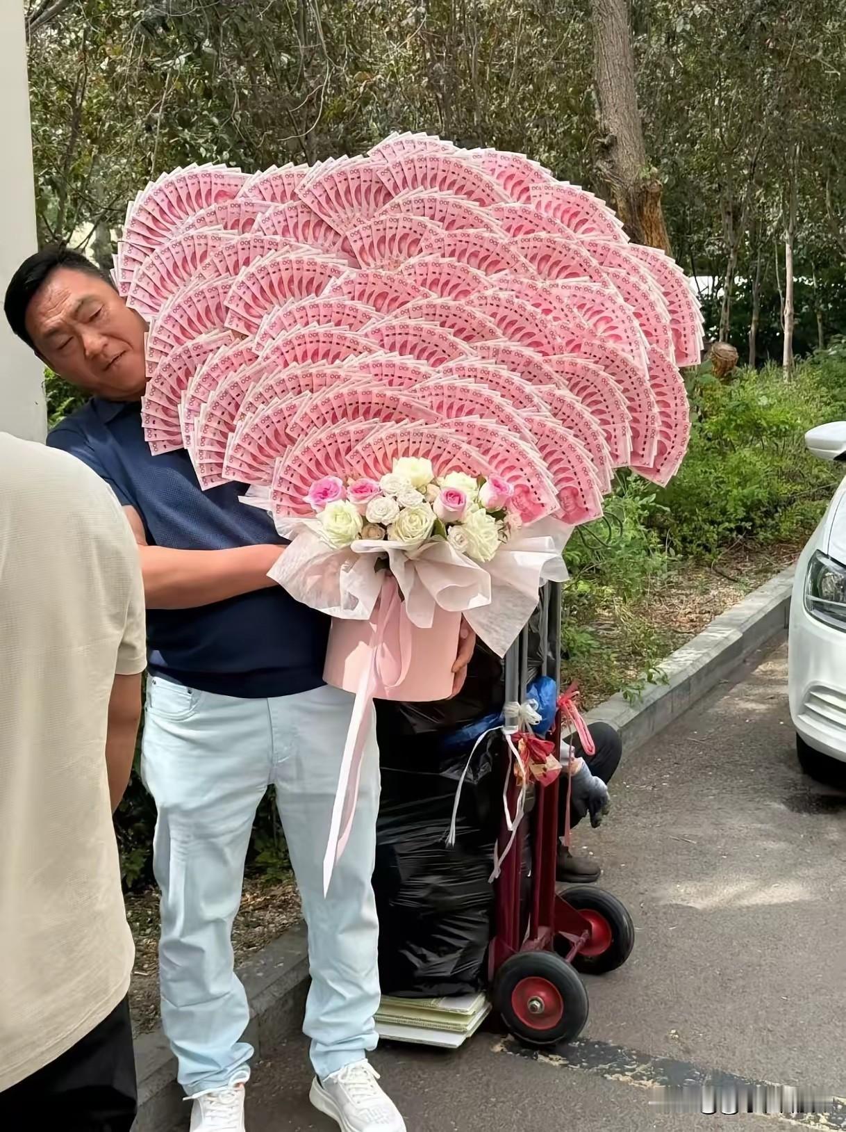 平心而论，此做法，你支持吗？
今年高 考比往年似乎低调多了，即便如此，还是有家长