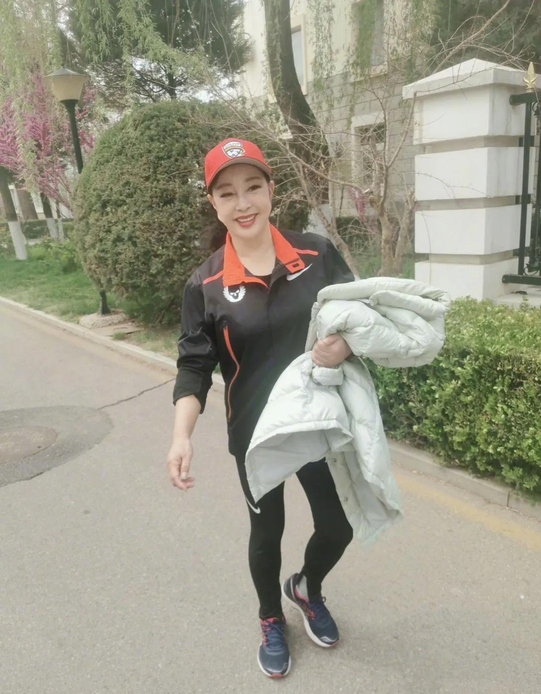 73岁的刘晓庆在公园锻炼，一身黑色运动服休闲又干练。活到老美到老，年过古稀也要化