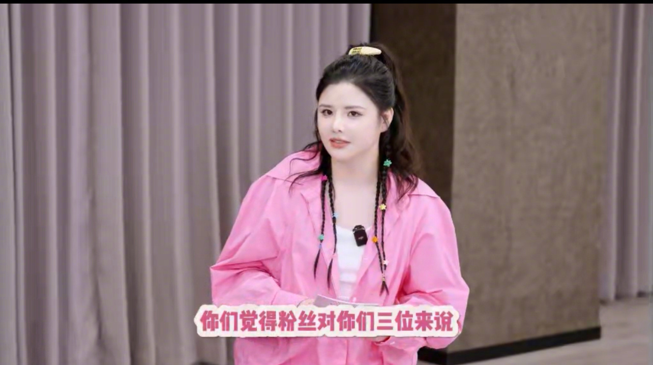 #袁一琦王奕周诗雨的信息素# 袁一琦王奕周诗雨接受采访，现场回应信息素话题，美女