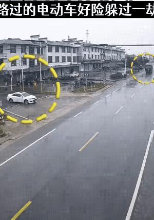 好险啊，这么大的一辆罐车，碰到谁谁都够呛，好在大罐车司机神龙摆尾，又转向让道，既