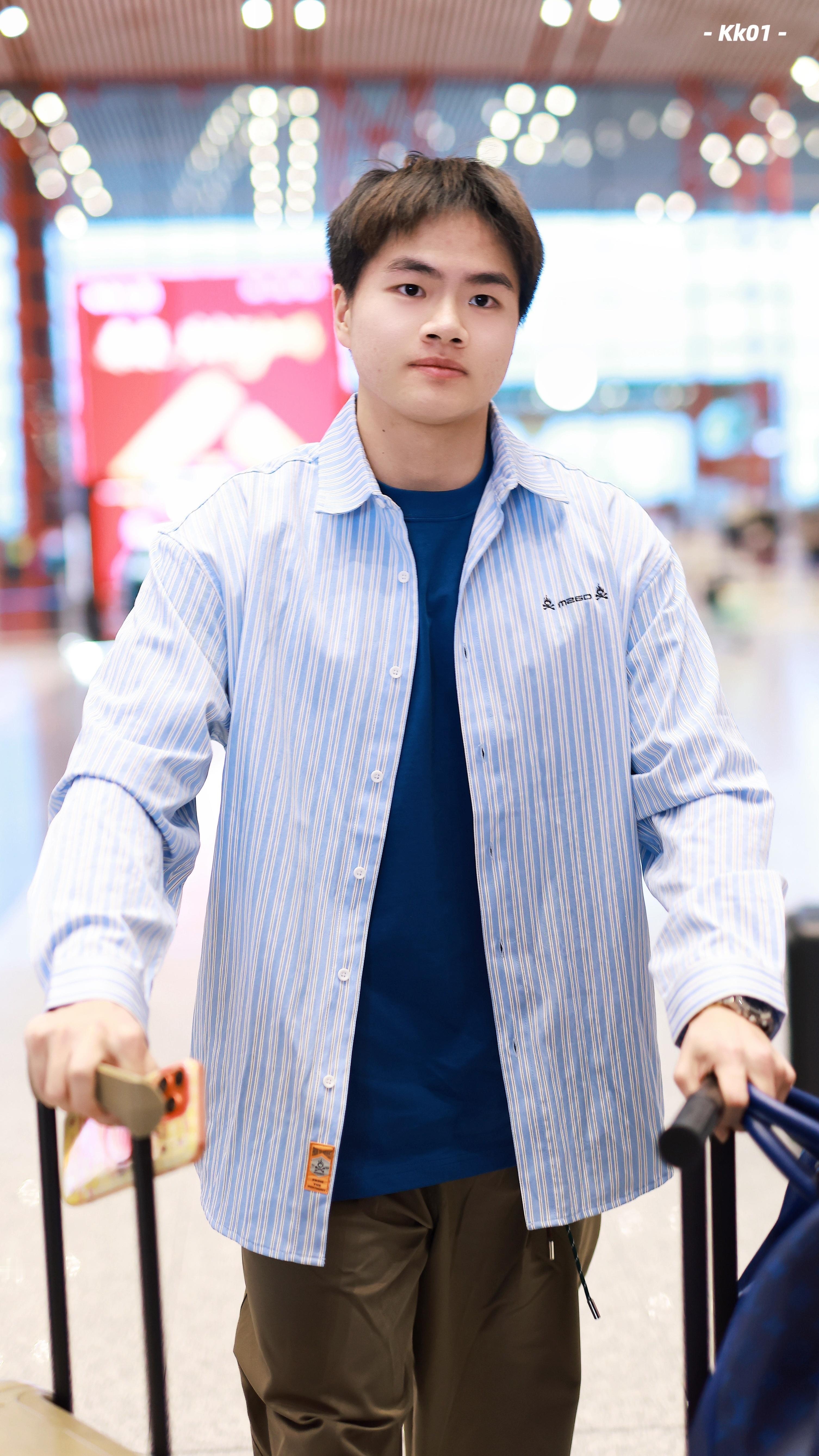 梁伟铿回家过年是非常美萌的小铿铿，回家过年啦啦啦 