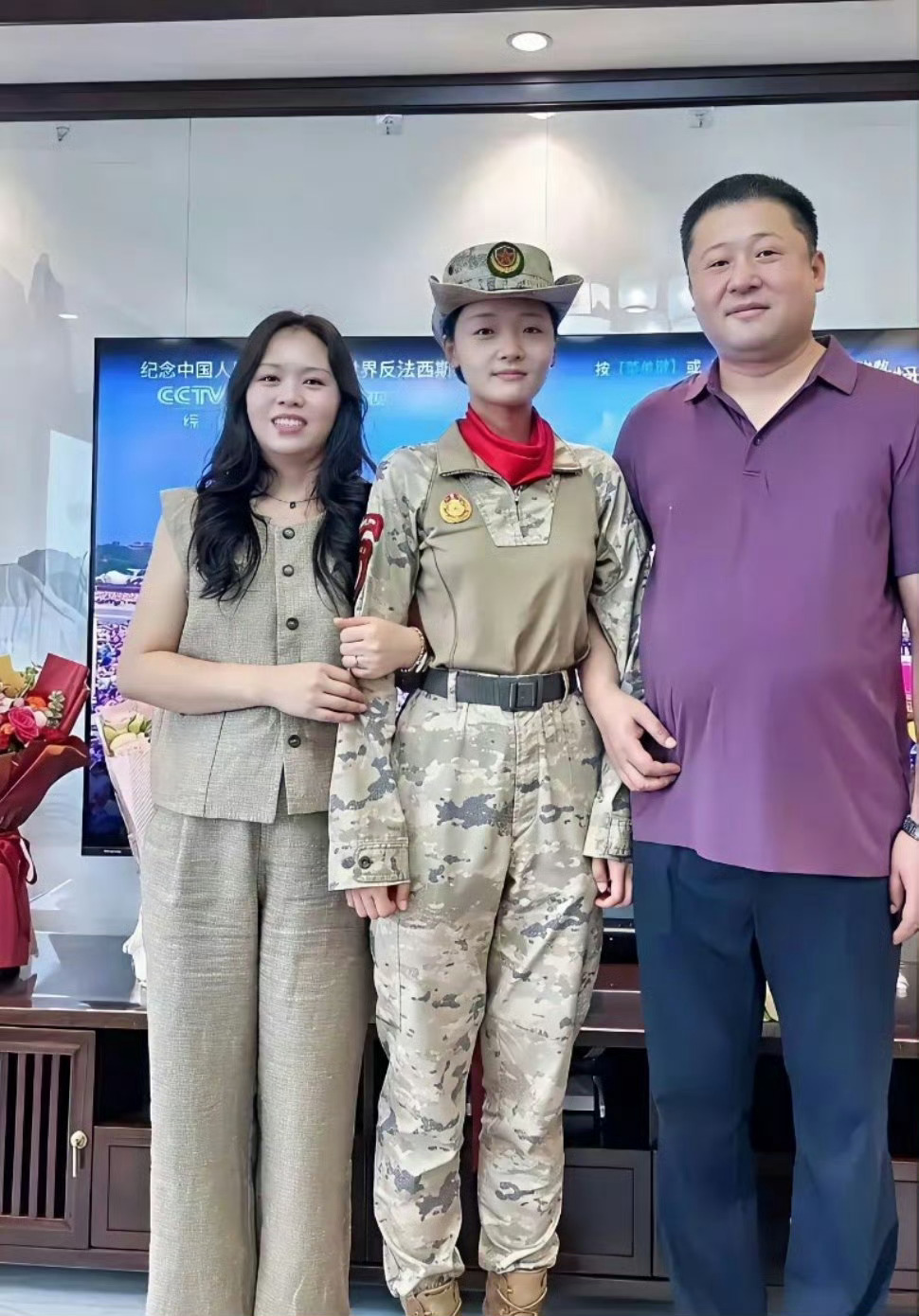 一次阅兵，终身荣耀。一人阅兵，全家光荣。她在爸爸妈妈身边永远都是孩子，她的爸妈也