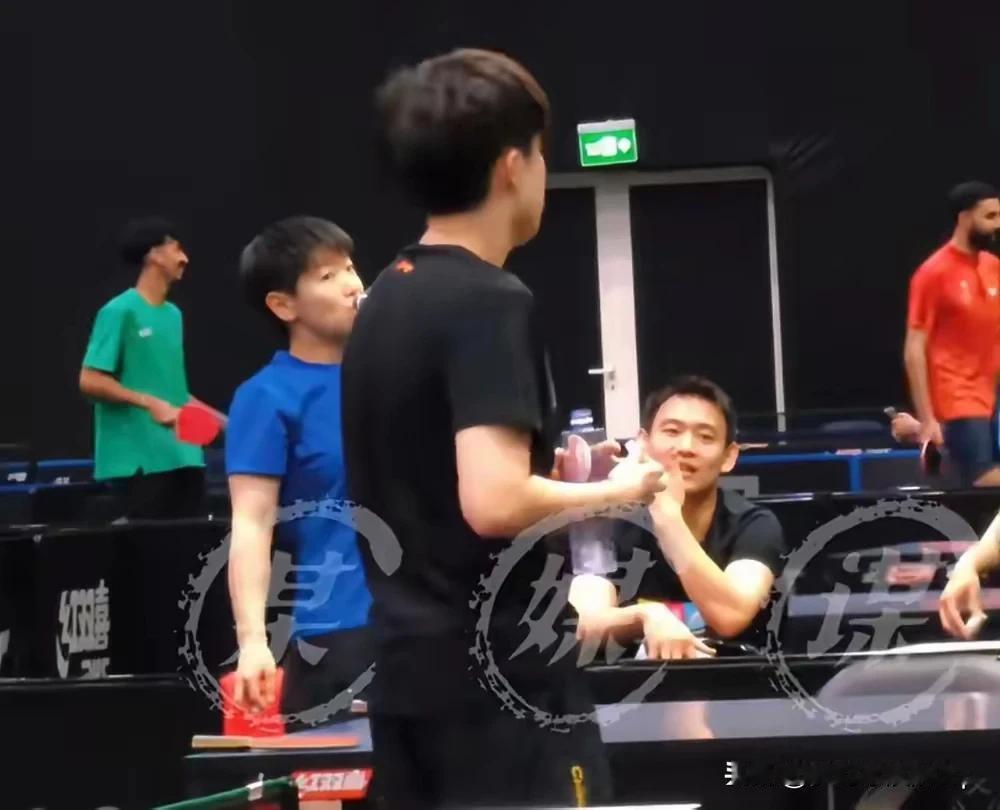 莎莎大头这黏黏糊糊的互盯
一刻也离不开
喝水也要互盯
谁还说这不俩不是真的
柳丁