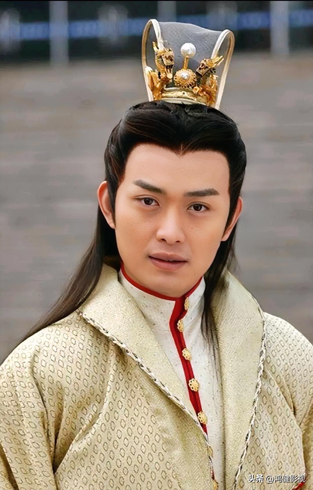 大家还记得这位男演员吗？
他今年52岁，土生土长上海人，毕业于中央戏剧学院表演系