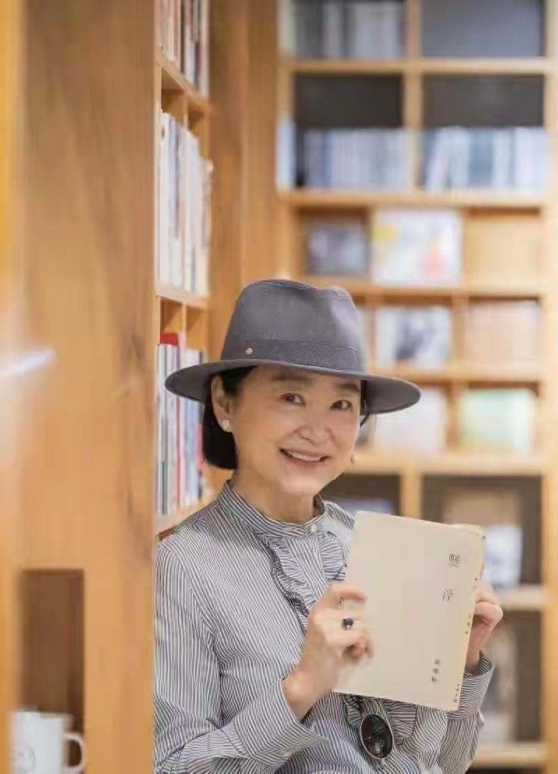 说起华语影坛的不老女神，林青霞绝对是绕不开的名字。从荧幕上的东方不败到现实中的优