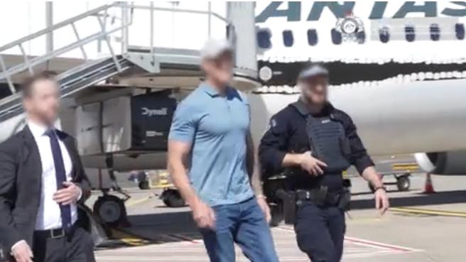 澳大利亚在世荣誉最高的军人罗伯茨·史密斯在机场被捕，将面临五项战争罪指控，涉及在