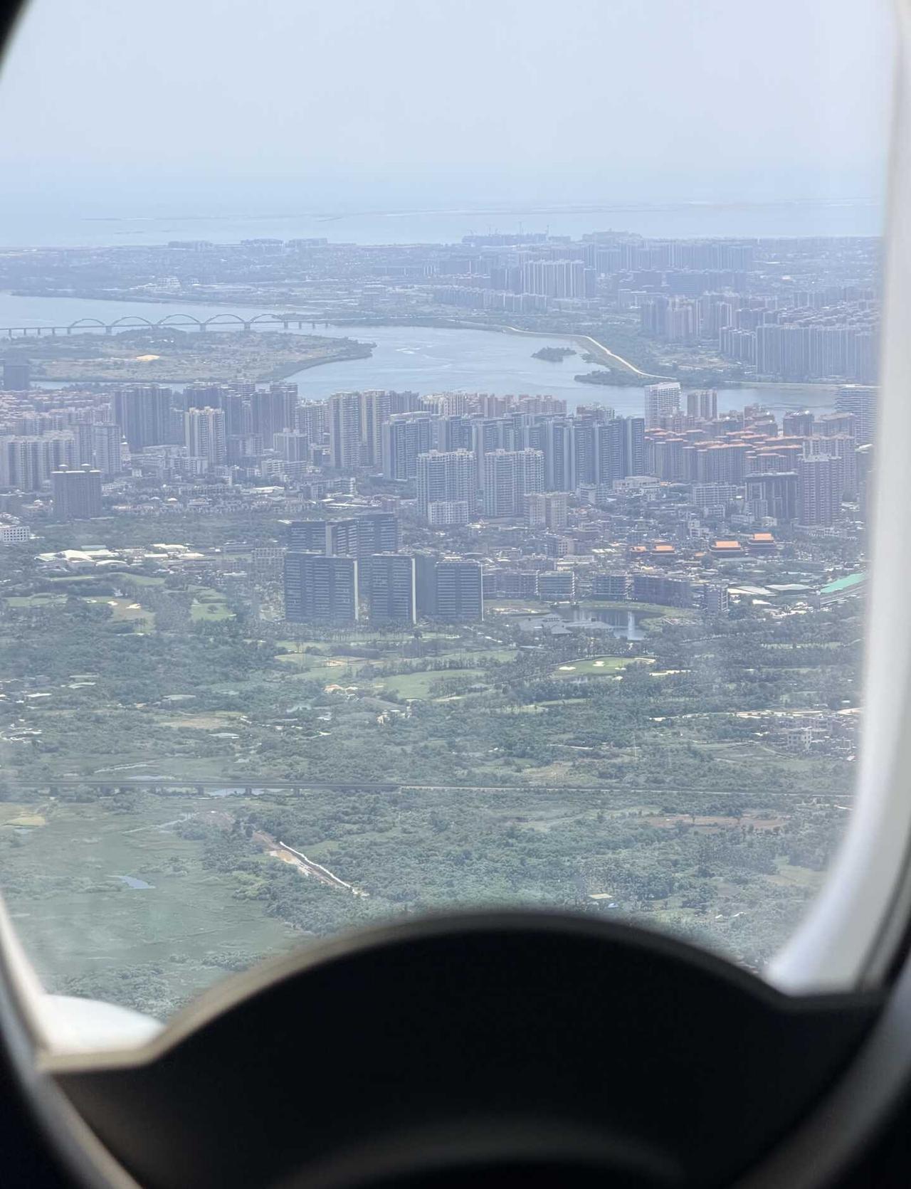 闷热还得是你海口
一天干了九瓶椰子水俩大椰子俩块榴莲
你海口半夜十一点还三十度真